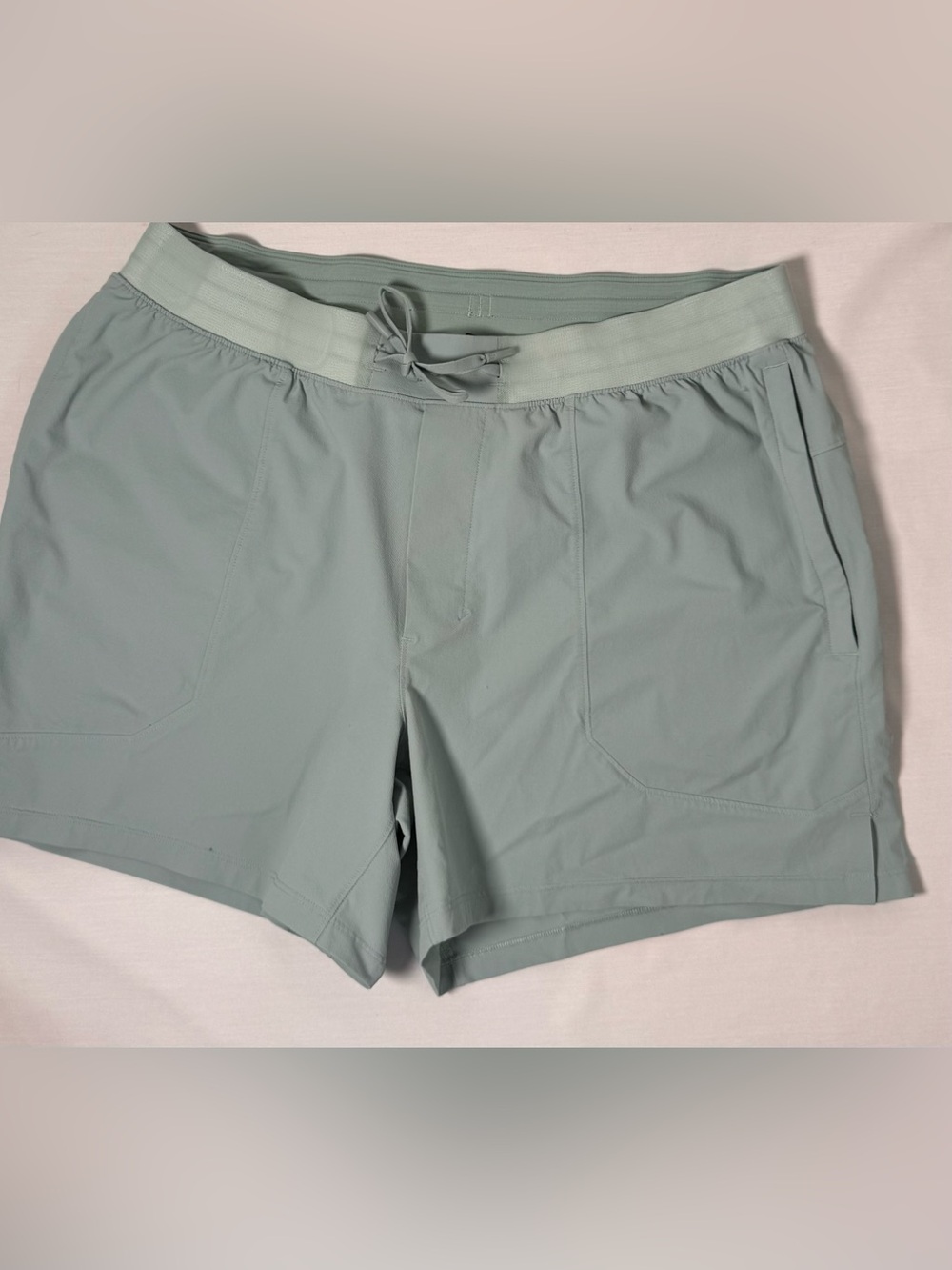 Lululemon men's shorts large 4.5"  inseam green